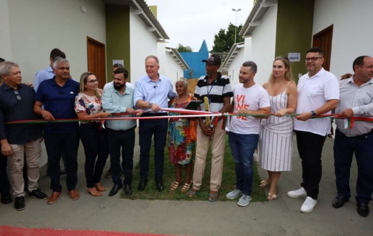 Governador entrega casas populares e anuncia novos investimentos em Viana