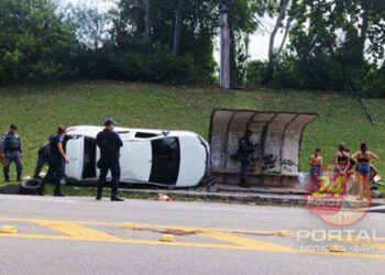 [Acidente] Carro capota e acerta ponto de ônibus na ES 060 em Anchieta (ES)