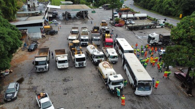 Prefeitura de Cachoeiro envia frota de máquinas e caminhões para ajudar população de Mimoso do Sul