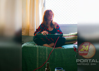 [Artista capixaba] Thaysa Pizzolato cria jornada synthwave instrumental em novo single