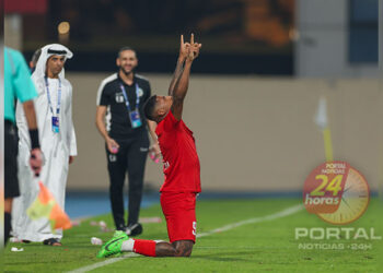 [Capixaba] Álvaro Oliveira anota golaço em vitória e assume artilharia nos Emirados Árabes