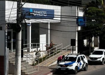 [Itapemirim] Ladrões arrombam agência do Banestes, abrem o cofre e levam armas e coletes
