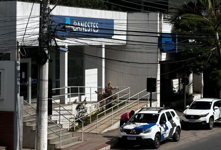 [Itapemirim] Ladrões arrombam agência do Banestes, abrem o cofre e levam armas e coletes