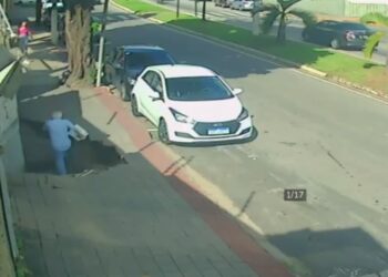 [Vídeo] Médico é tragado por calçada na Av. Francisco Lacerda de Aquiar, em Cachoeiro