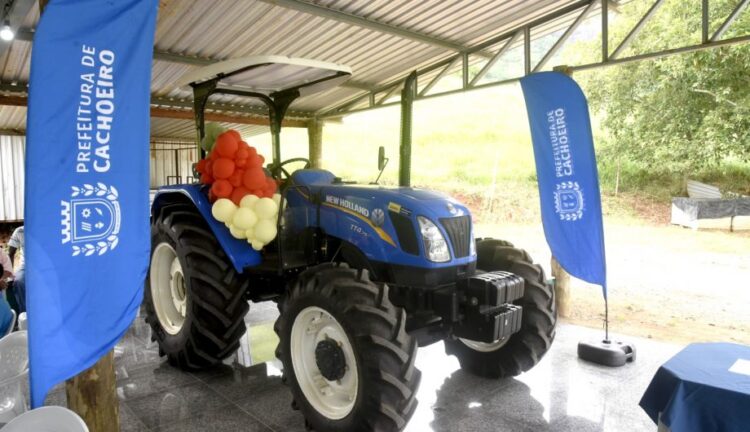 [Cachoeiro] Prefeito Victor inaugura Centro Comunitário e entrega trator em Pacotuba