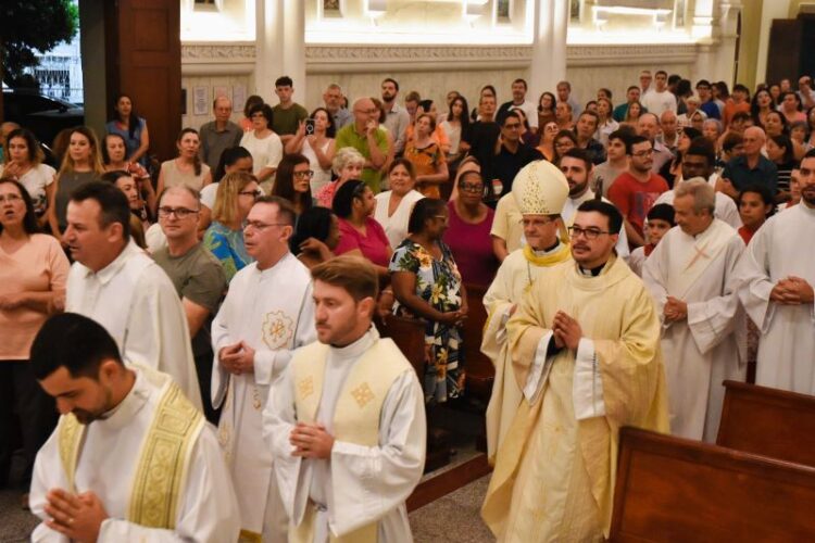[Cachoeiro] Catedral de São Pedro celebra 15 anos de vida sacerdotal do padre Bruno Sá Rangel