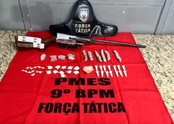 [Cachoeiro] PM apreende arma e drogas em Campo Leopoldina. Um suspeito foi detido no “cafofo”