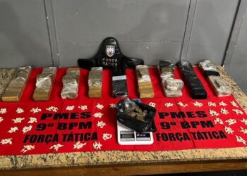 [Cachoeiro] PM prende foragida e desbarata armazém de drogas no Village