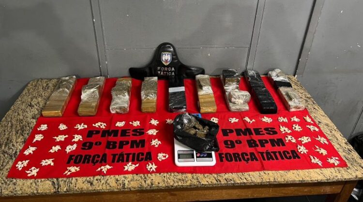 [Cachoeiro] PM prende foragida e desbarata armazém de drogas no Village