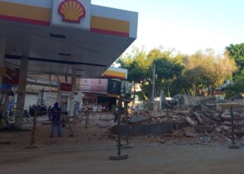 [Cachoeiro] Começa a demolição do Posto Oasis, no Guandu. Local voltará a ser uma praça pública