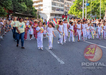 [Festa de Cachoeiro] Desfile Cívico-Escolar atrai centenas de pessoas e encanta com a escolha do tema