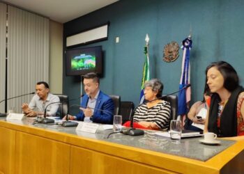 [Serra] Esgoto na praia de Manguinhos causa protesto de deputado na Assembleia Legislativa