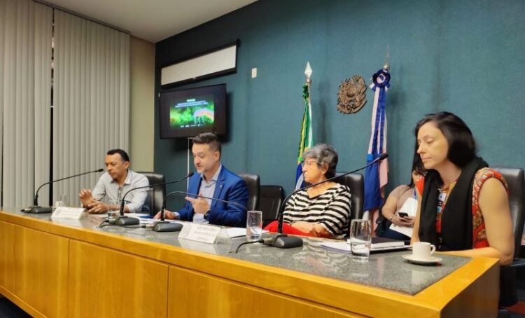 [Serra] Esgoto na praia de Manguinhos causa protesto de deputado na Assembleia Legislativa