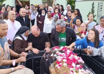Fiéis se despedem das Relíquias de Santa Teresinha, em Cachoeiro