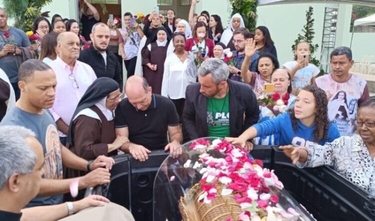 Fiéis se despedem das Relíquias de Santa Teresinha, em Cachoeiro