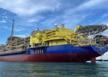 Plataforma Maria Quitéria chega ao Brasil para extrair petróleo na porção capixaba da Bacia de Campos