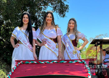 Desfile italiano na Festa da Imigração Italiana no interior de Anchieta (ES)