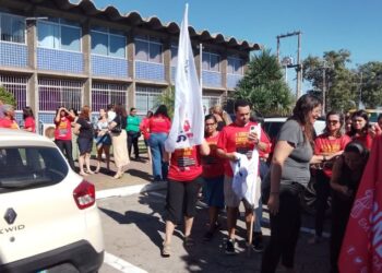 Professores protestam por melhores salários em Anchieta