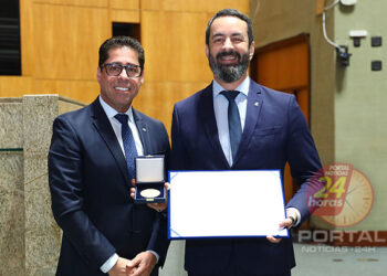 [Ales 190 anos] Deputados recebem medalha