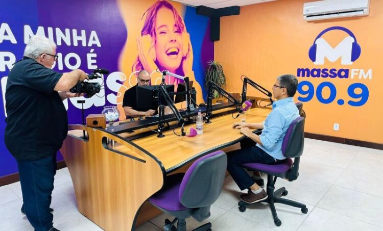 [Eleições 2024] Casteglione defende retorno do “Mais Médicos” em sabatina da Massa FM, em Cachoeiro