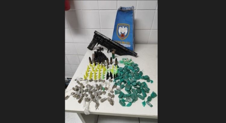 [Serra] Força Tática do 6º BPM detém suspeito e apreende drogas e armas de fogo