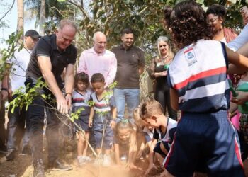 Governador recebe alunos do Ensino Infantil para plantio de ipês na Residência Oficial