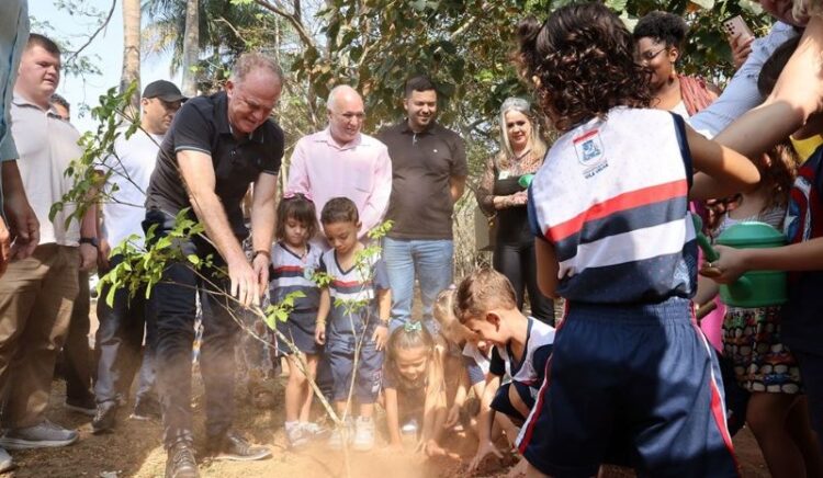 Governador recebe alunos do Ensino Infantil para plantio de ipês na Residência Oficial