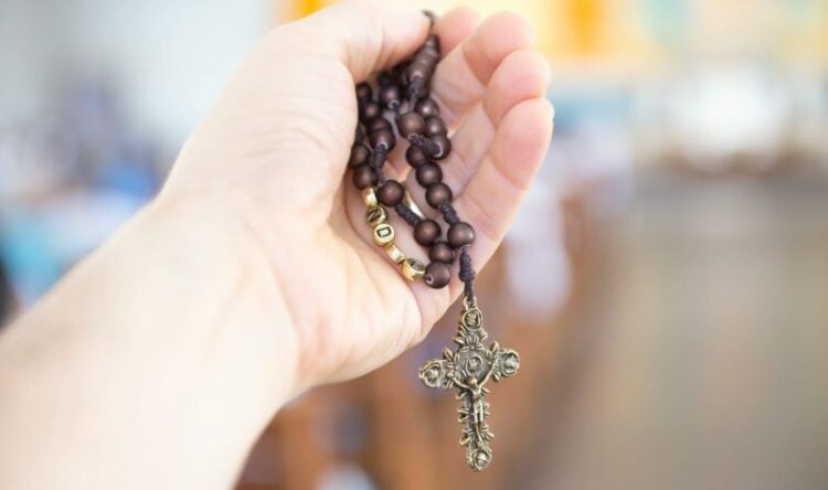 Em outubro, Igreja Católica celebra o mês do Rosário