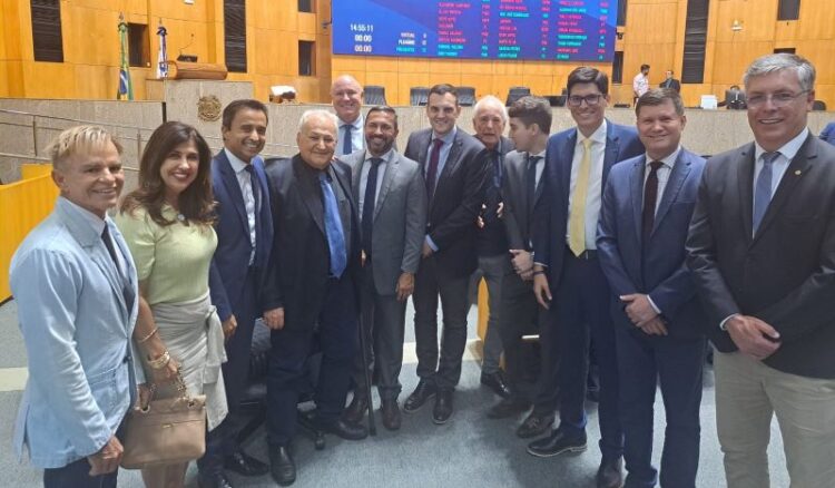 Ferraço é recebido em clima de festa na Assembleia após eleito prefeito de Cachoeiro