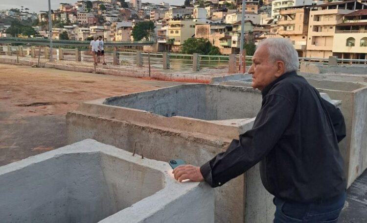 Ferraço visita obras de macrodrenagem na avenida Beira Rio, em Cachoeiro