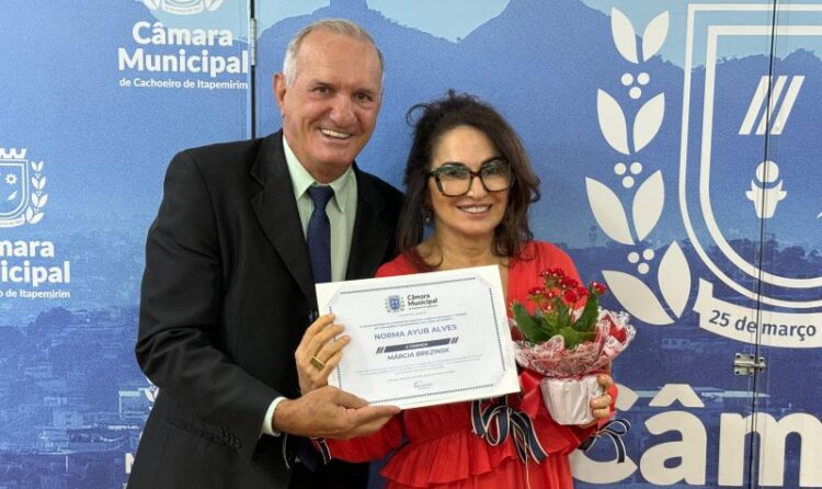 Norma Ayub recebe a comenda por trabalho social em Cachoeiro