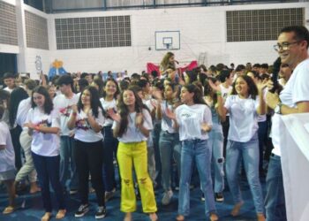 [Cachoeiro] Festa das Cores reuniu centenas de jovens católicos na quadra da Matriz Velha