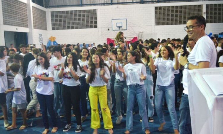 [Cachoeiro] Festa das Cores reuniu centenas de jovens católicos na quadra da Matriz Velha