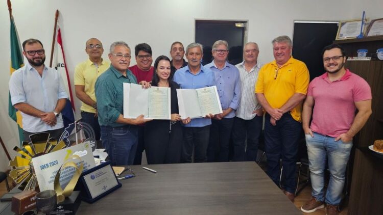 [Kennedy] Dorlei assina desapropriação de terreno para construção do Ifes