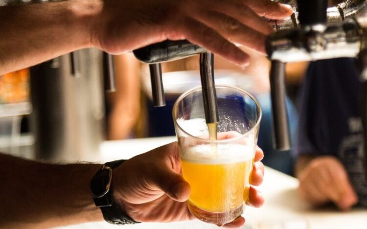 Redução no ICMS sobre bebidas alcoólicas agradou setor capixaba de bares e restaurantes