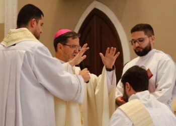 Novo padre é ordenado na Diocese de Cachoeiro