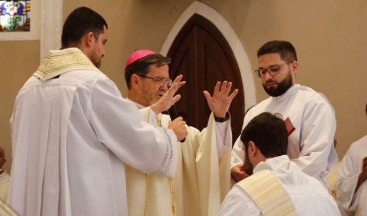 Novo padre é ordenado na Diocese de Cachoeiro