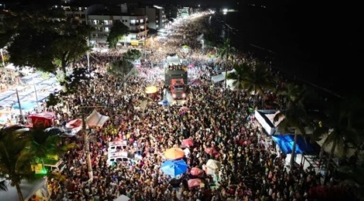 Virada 2025 em Piúma com muitos shows e trio elétrico. Confira a programação!