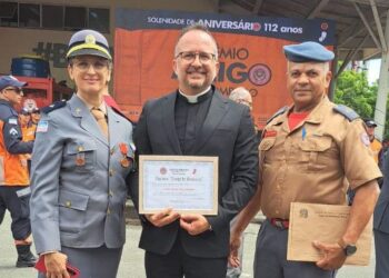 [Cachoeiro] Padre Evaldo recebe honraria “Amigo do Bombeiro”
