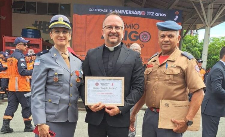 [Cachoeiro] Padre Evaldo recebe honraria “Amigo do Bombeiro”