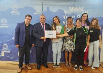 [Cachoeiro] Estudante premiada em concurso nacional de redação é homenageada pelos vereadores
