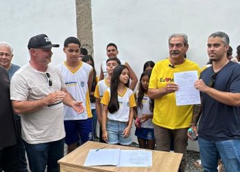 [Marataízes] Toninho assina ordem de serviço para retomar obra da Escola Nagib Meleip