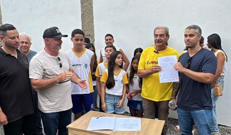 [Marataízes] Toninho assina ordem de serviço para retomar obra da Escola Nagib Meleip