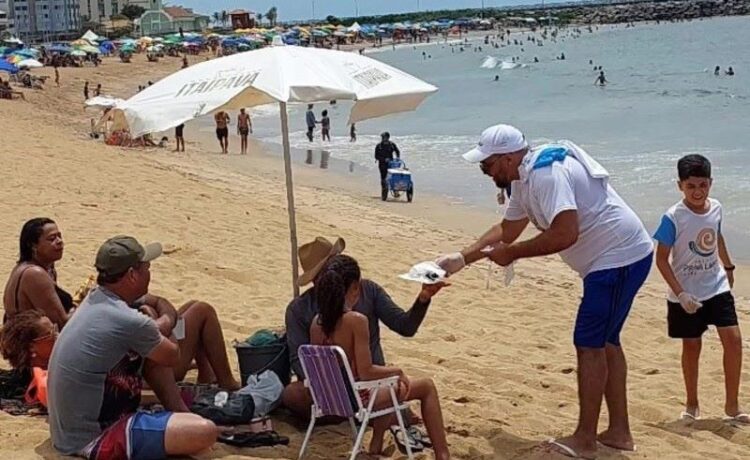 [Marataízes] Paróquia e Prefeitura levam conscientização ambiental e limpeza às praias do município