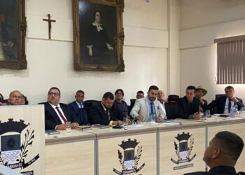 [Itapemirim] Geninho toma posse, mostra força e elege presidente da Câmara Municipal por unanimidade