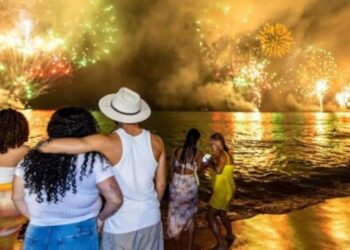 Um milhão de pessoas acompanharam o espetáculo pirotécnico que marcou a chegada de 2025 em Vila Velha