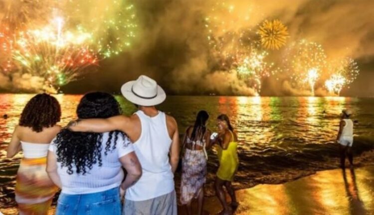 Um milhão de pessoas acompanharam o espetáculo pirotécnico que marcou a chegada de 2025 em Vila Velha