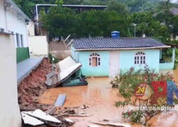 [Vargem Alta] Chuva forte causa desabamento de muro em UBS