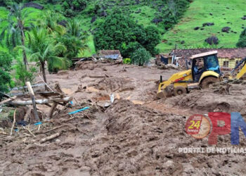 Deslizamento de terra destrói casas e deixa famílias desabrigadas em Muniz Freire (ES)