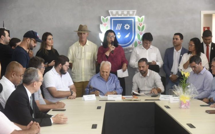 Renata Fiório toma posse como secretária de Saúde de Cachoeiro